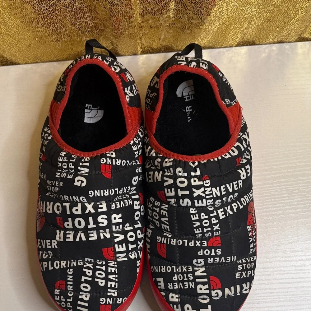 The North Face Men’s ThermoBall Traction Mule V Slip-ons black toss print